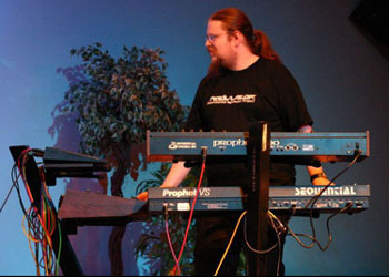 Jez Creek in action at E-Live 2005 (with Astrogator)... click for more live pics